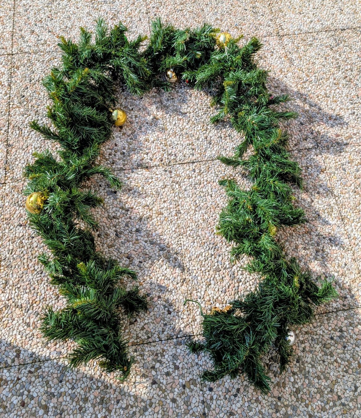 Alle Dekorationen: Weihnachts-Girlande mit gratis Kugeln - lang 2,5 m – Gebraucht aus Cugnasco von tizianaq
