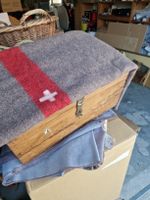 Schweizer Armeedecke Wolldecke braun mit rotem Streifen Top 