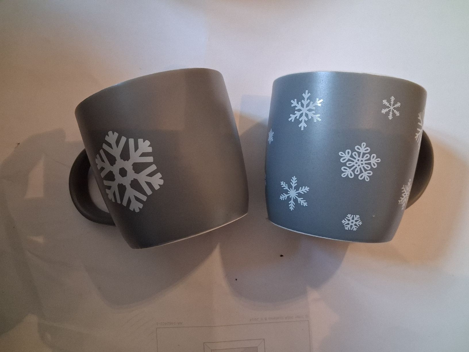 Tazze: 2 graue Tassen mit Schneeflockenmuster, Winterzeit – Usato da Weiach venduto da Musikmaengu