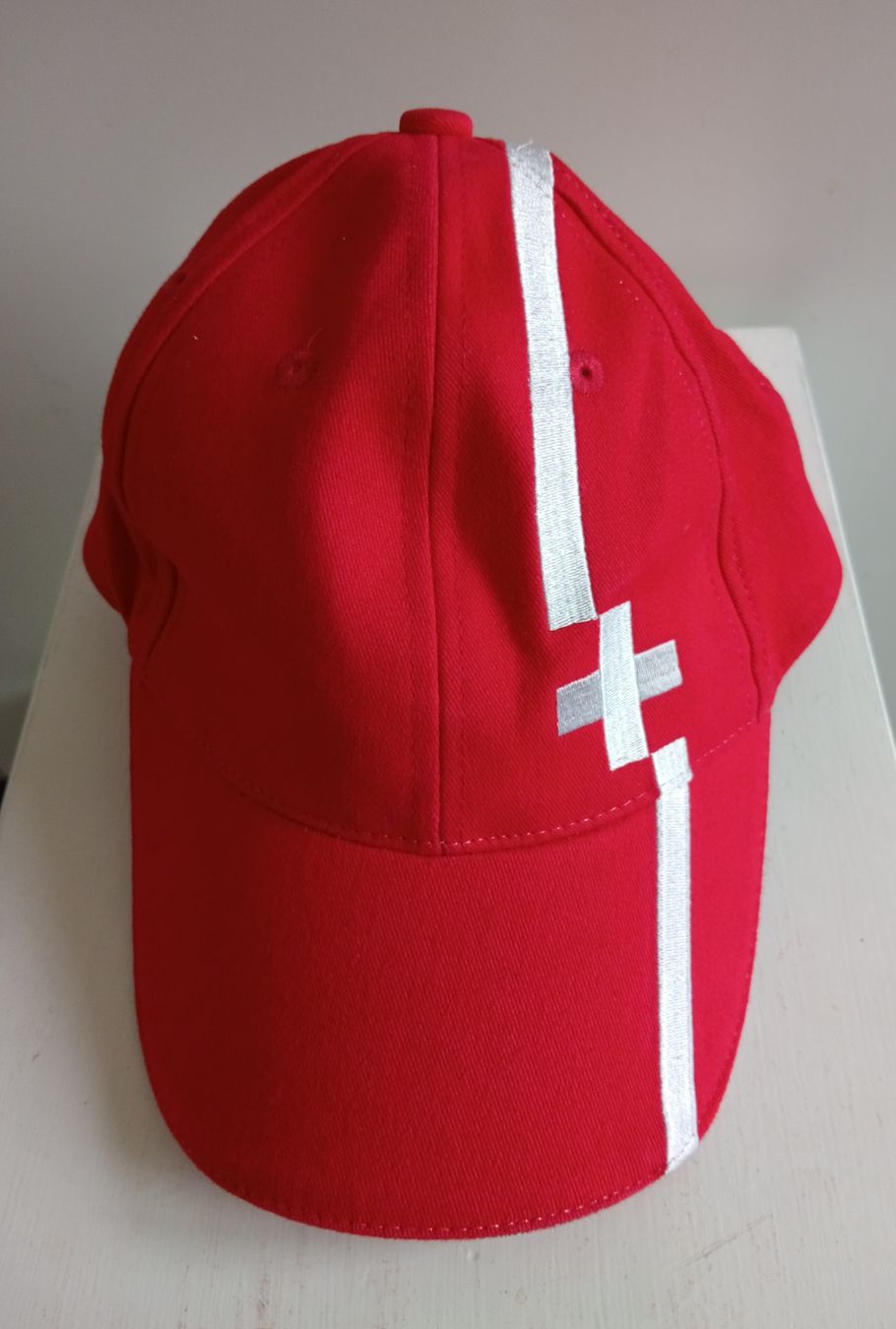 Altro in  Abbigliamento & Accessori: Rote Credit Suisse Cap mit Schweizerkreuz – Usato da Allschwil venduto da Evgeniia78 1