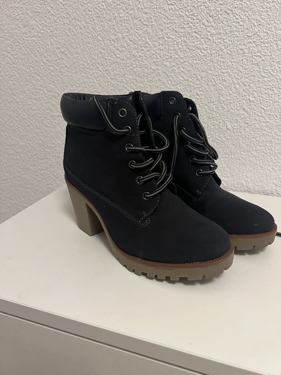 Scarpe da donna: Dunkelblaue Stiefeletten mit Absatz – Usato da Luzern venduto da sydney01.