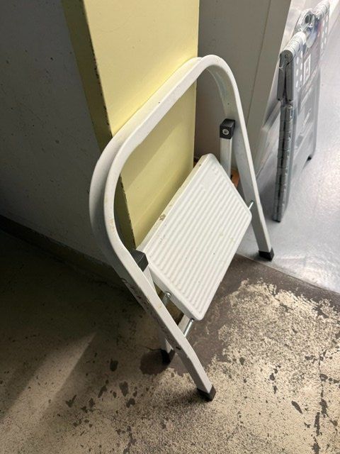 Hocker: Tritt Hocker weiss faltbar gebraucht – Gebraucht aus Lenggenwil von Reto888 1