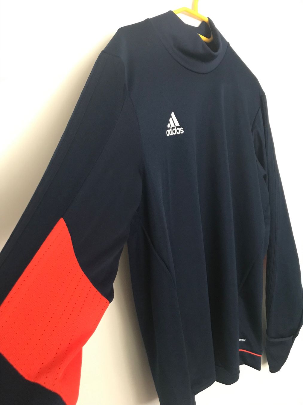 Adidas Canottiere & Pantaloni: Adidas Trainingspullover, dunkelblau, Grösse M, neuwertig – Usato da Niederteufen venduto da mix18 1