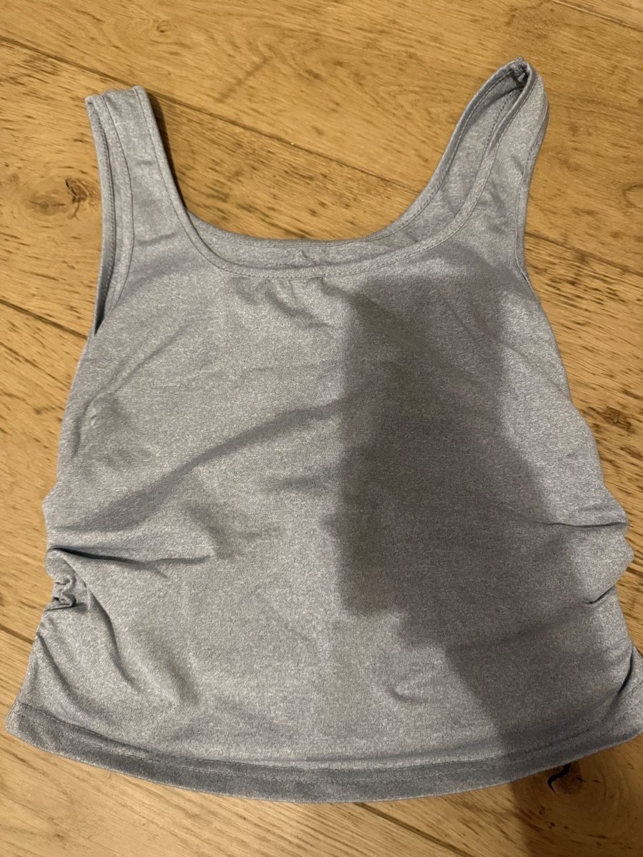 Shein Tops: Damen Tanktop grau Grösse M 95% Polyester 5% Elastan – D'occasion à Biberist par bierikim