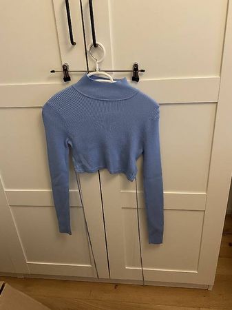 Blauer Oberteil mit langen Ärmel und halb rückenfrei