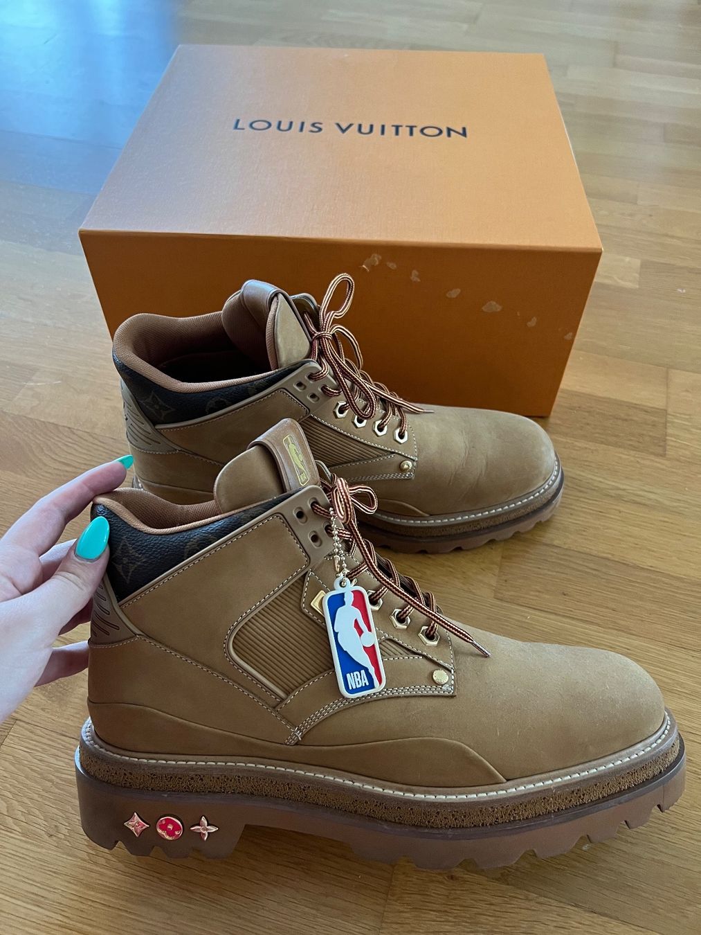 Louis Vuitton Scarpe da uomo: Louis Vuitton x NBA Oberkampf Ankle Boots – Nuovo (secondo la descrizione) da Steinmaur venduto da Kiki_m240