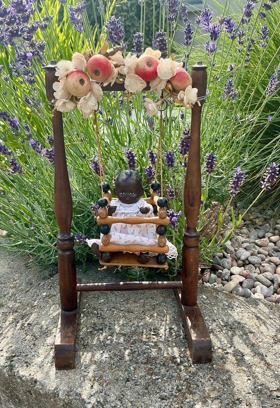 Jouets: ALTE HERZIGE SCHAUKEL MIT PÜPPCHEN – D'occasion à Zell LU par Silvermemory