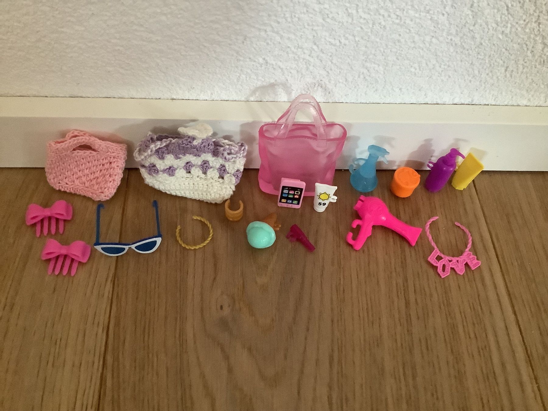 Giocattoli: 3 Barbies mit Kleidern und Zubehör – Usato da Hohentannen venduto da Grimblegromble 6
