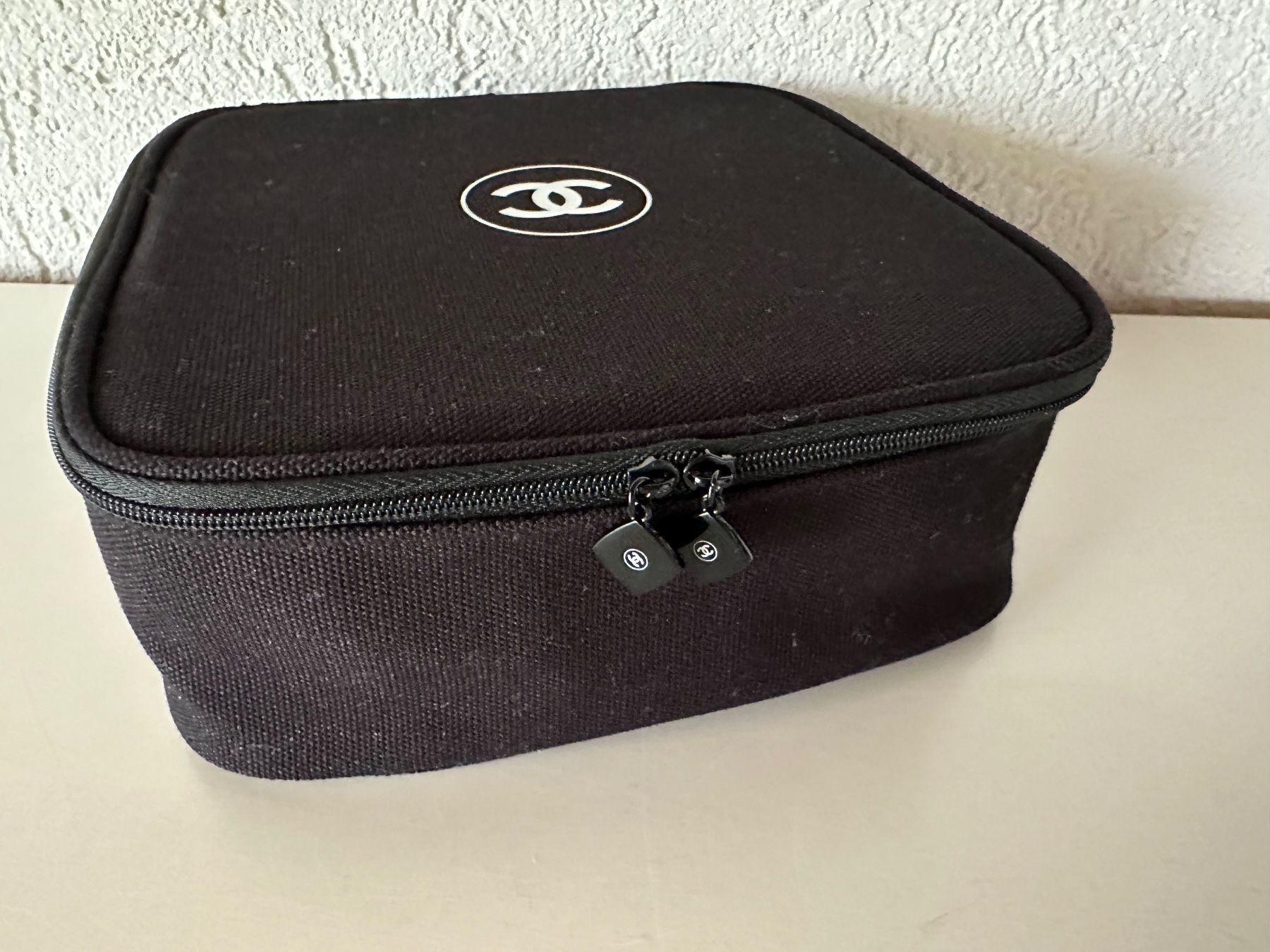 Chanel Kosmetikkoffer: Original Chanel Kosmetikkoffer, schwarz, neu – Neu (gemäss Beschreibung) aus Aarburg von flacon05