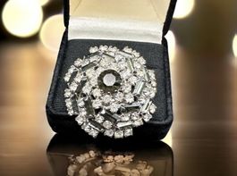 Elegante Vintage-Brosche mit weißen und grünen Strasssteinen