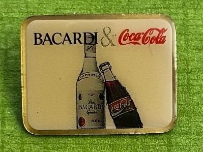 Coca-Cola Placchette & Badge: Coca-Cola Bacardi Pin – Usato da Itingen venduto da Bebbi6569