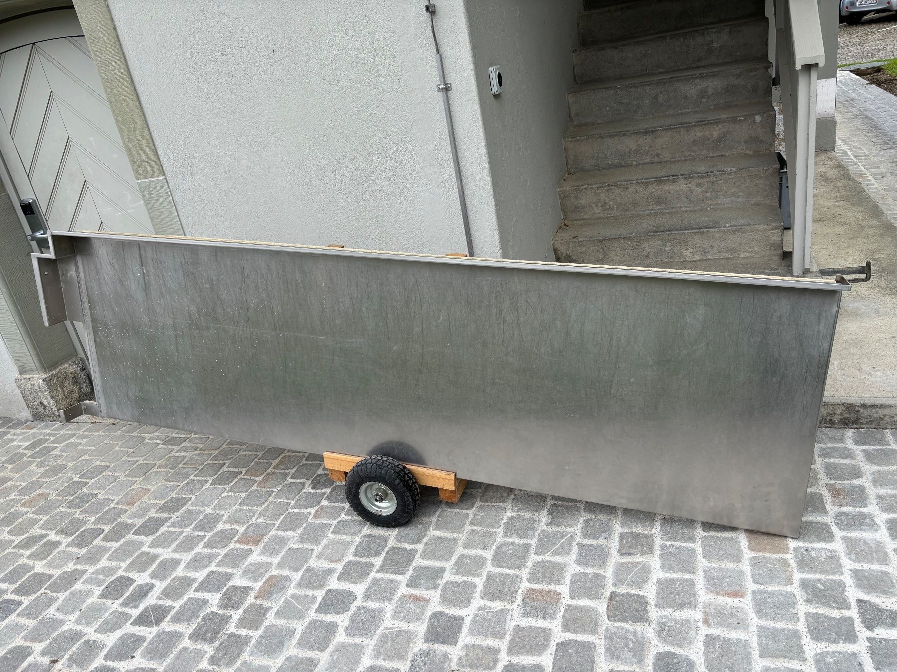 Cucine complete: Chromstahlabdeckung mit Stehboard hinten – Usato da Gerzensee venduto da szgerzensee