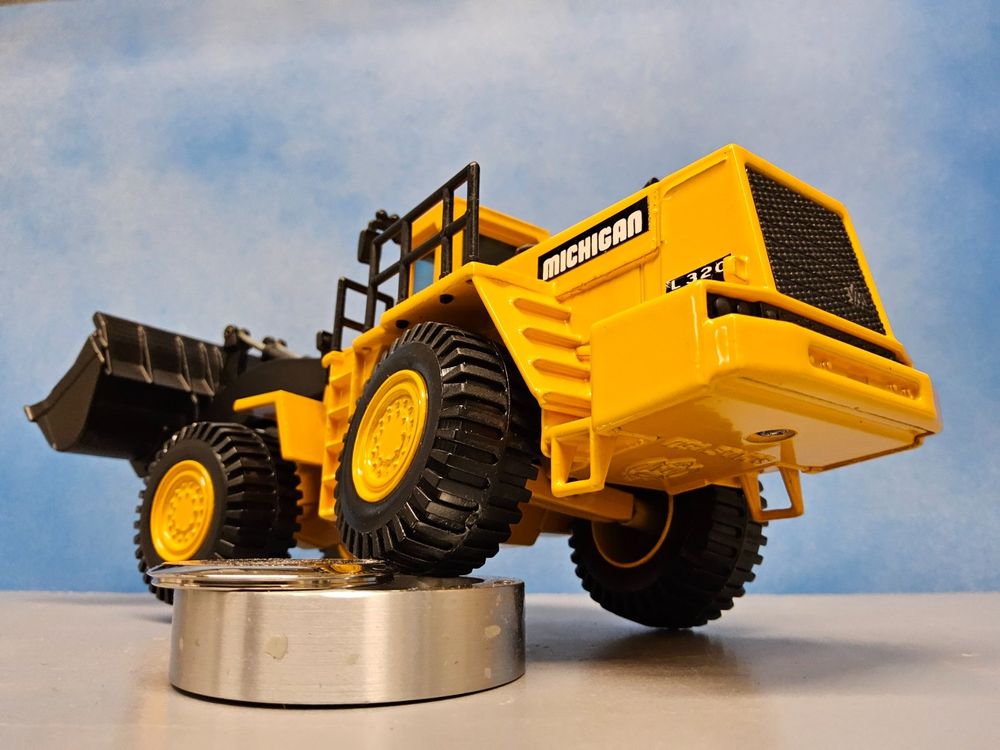Joal Compact Michigan L320 Maquinaria A Escala 1:50 - Amarillo