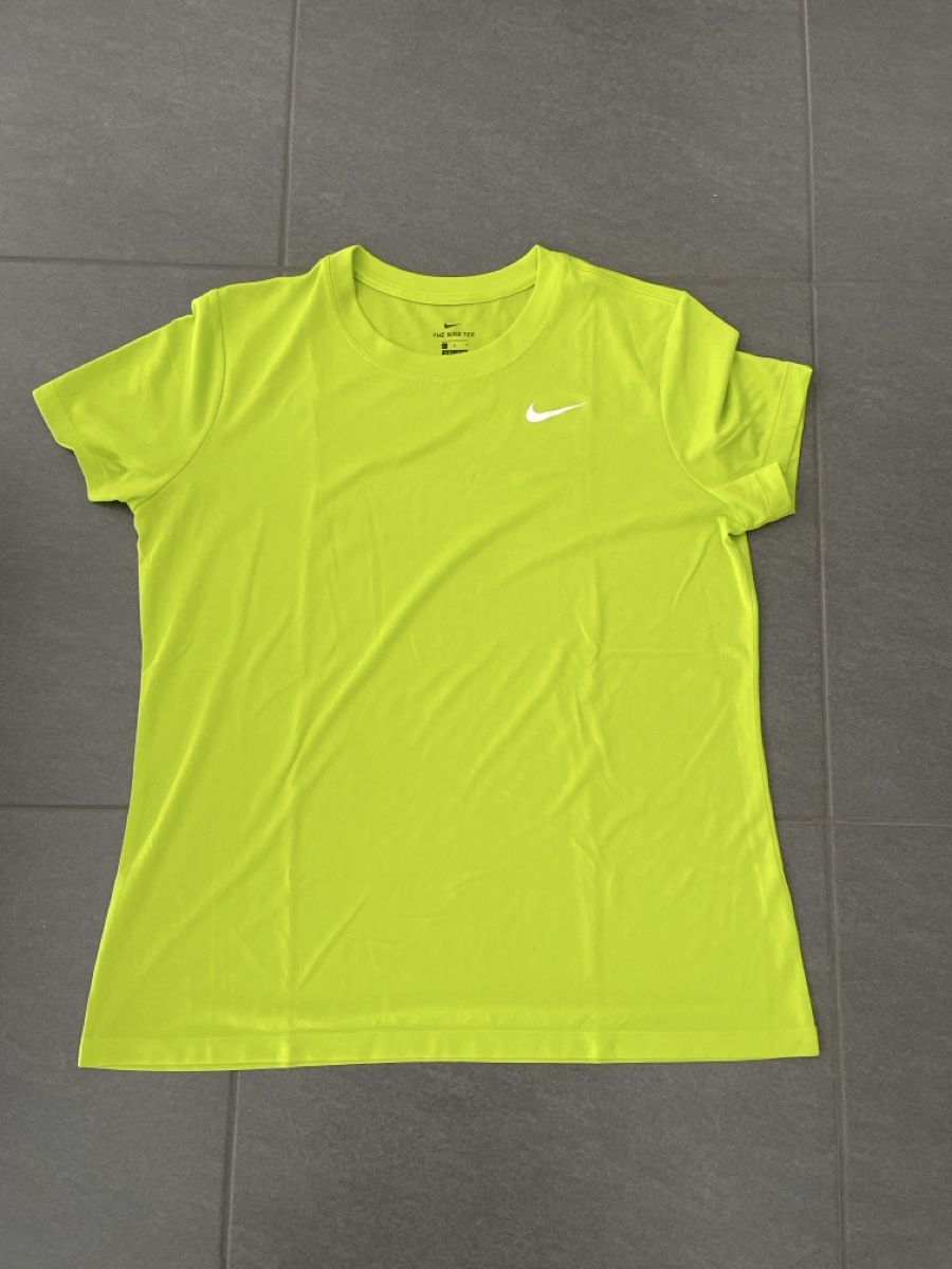 Nike T-shirt: T-shirt Nike jaune fluo pour – Nuovo (secondo la descrizione) da Collombey venduto da amina36