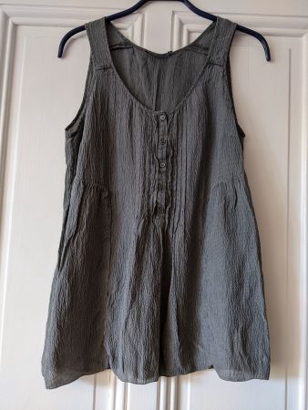 MASSIMO DUTTI : Top en soie gris-vert plissée 38