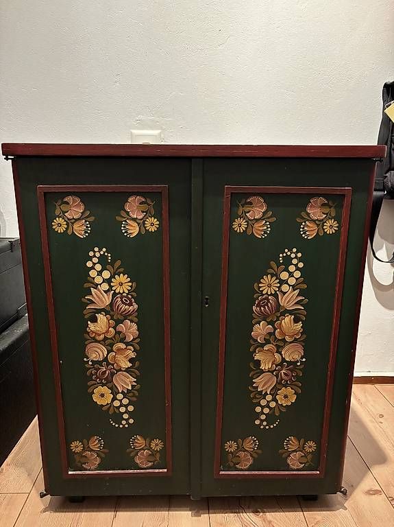 Büffets: Joli buffet peint à la main – Gebraucht aus Combremont-le-Grand von papillon710
