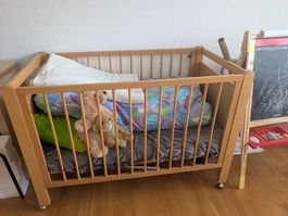 Babybett auf Rollen.