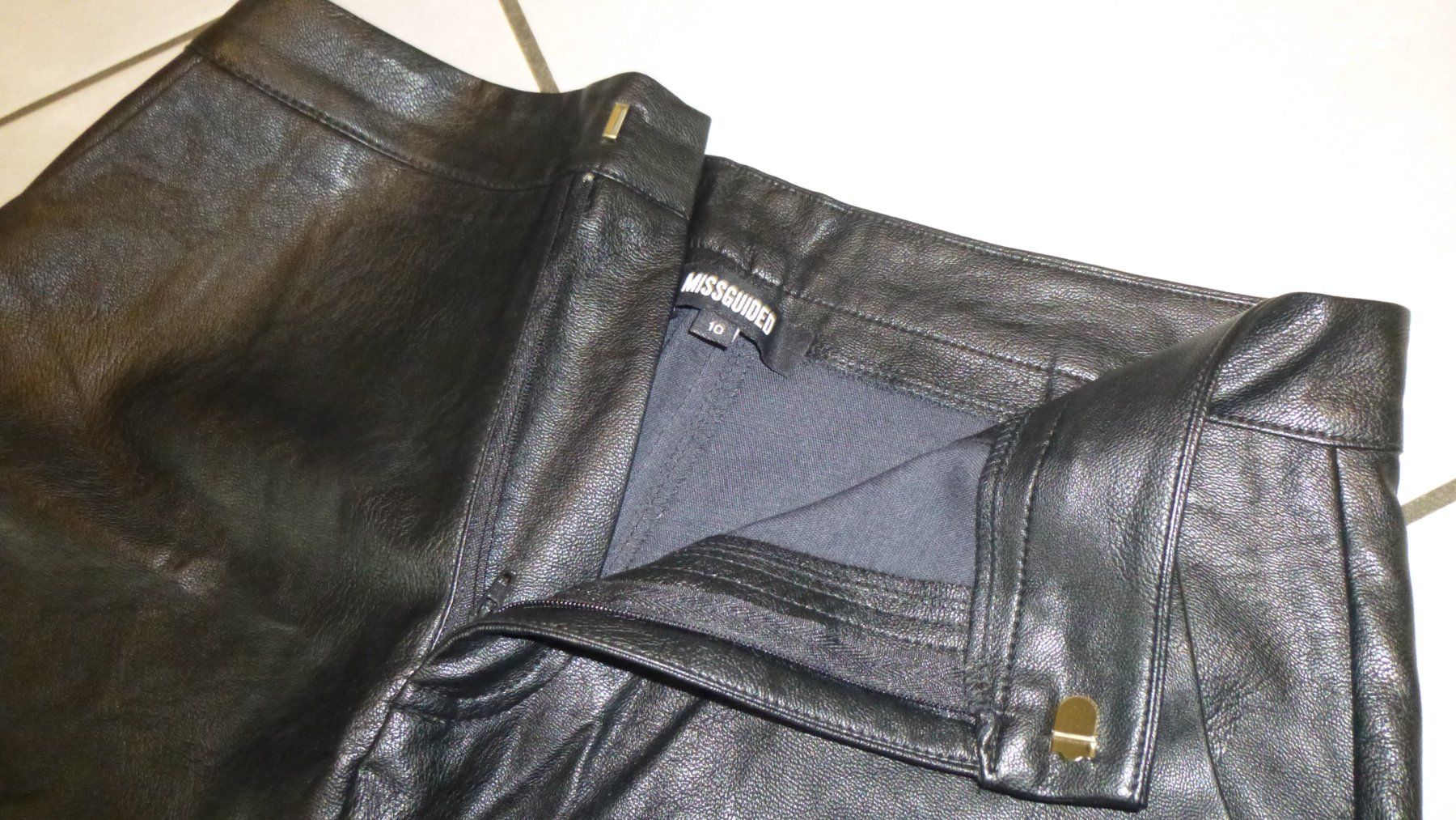 Pantaloni: Kunstleder-Damen-Shorts schwarz / 38 – Usato da Triengen venduto da misterpicknicker 2