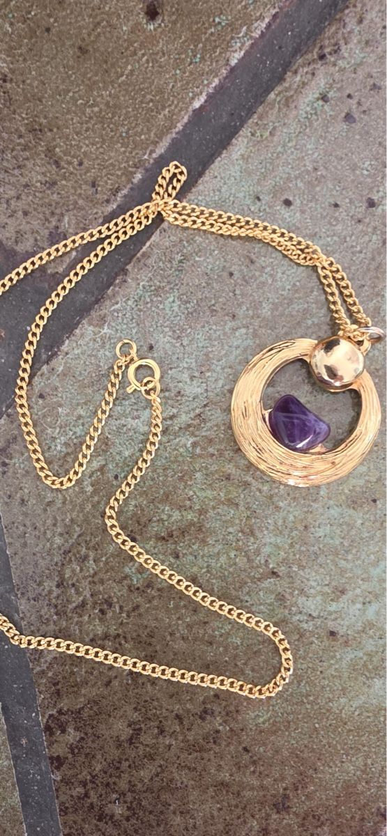Catenine: Halskette Goldfarben mit violettem Stein   – Usato da St. Gallen venduto da mania03 3