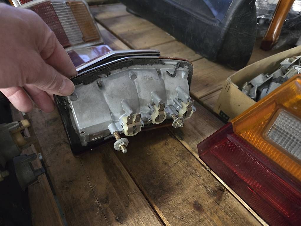 Tutti pezzi di ricambio auto: Ford Taunus Rückleuchten  – Usato da Matzingen venduto da AMY-007