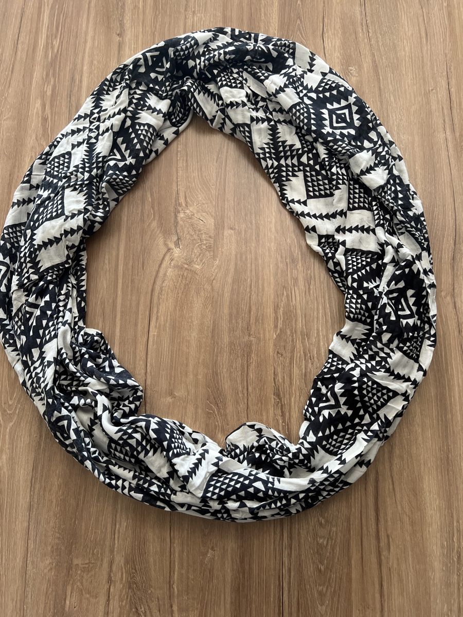 Foulards, Tücher & Schals: Schicker Loop Schal schwarz weiss Muster – Gebraucht aus Schlieren von tolga212 1
