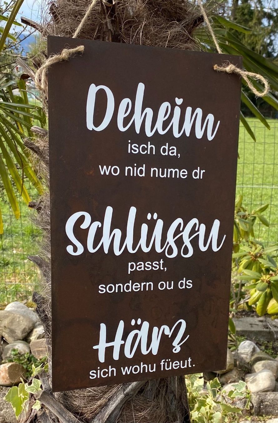 Poster & Bilder: Edelrost Schild „Deheim isch da...“ – Neu und originalverpackt aus Obergerlafingen von Schilu-2017