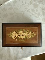 Musikdose aus Holz mit Blumenintarsien 