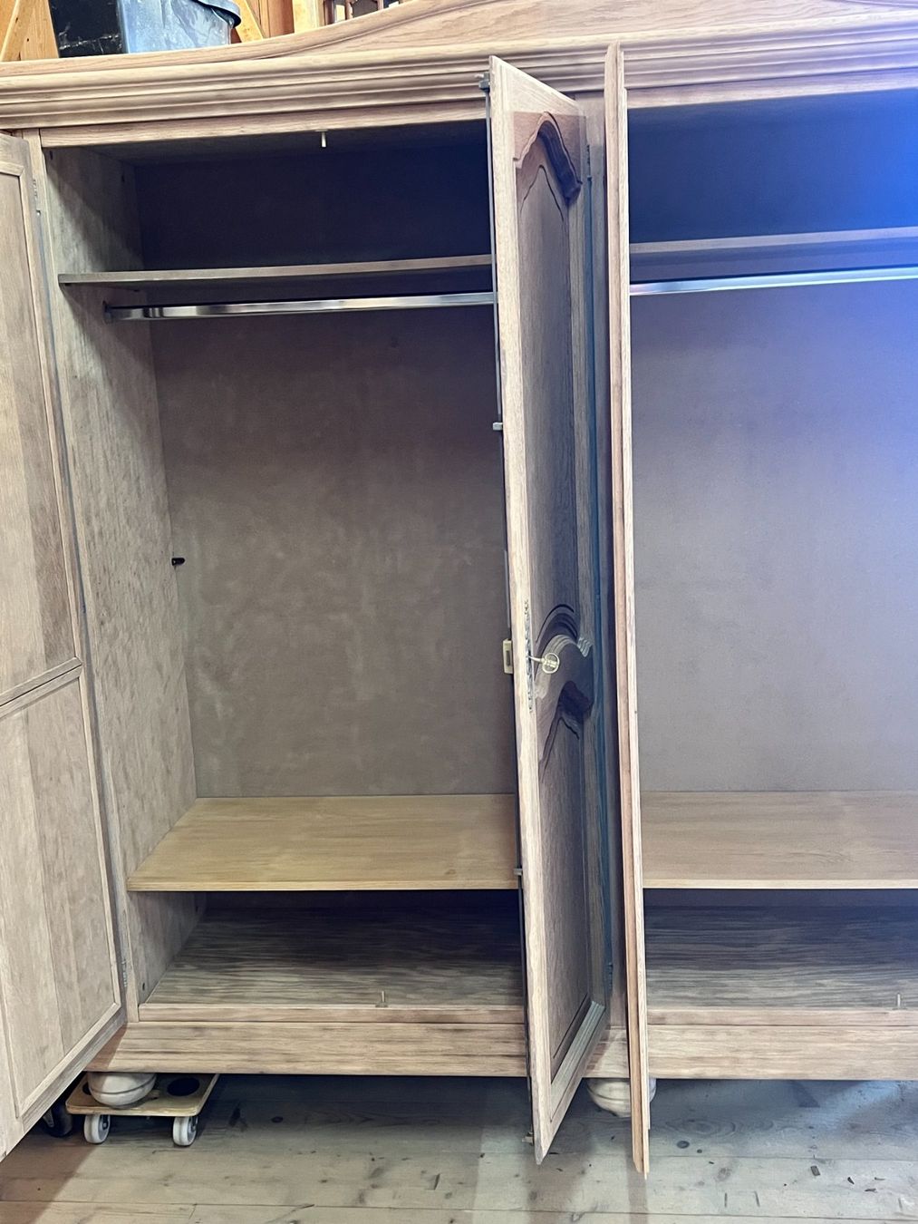 Schränke: ART 1057-I Armoire chêne sablé démontable – Gebraucht aus Pont-La-Ville von BCMGLEAL 2