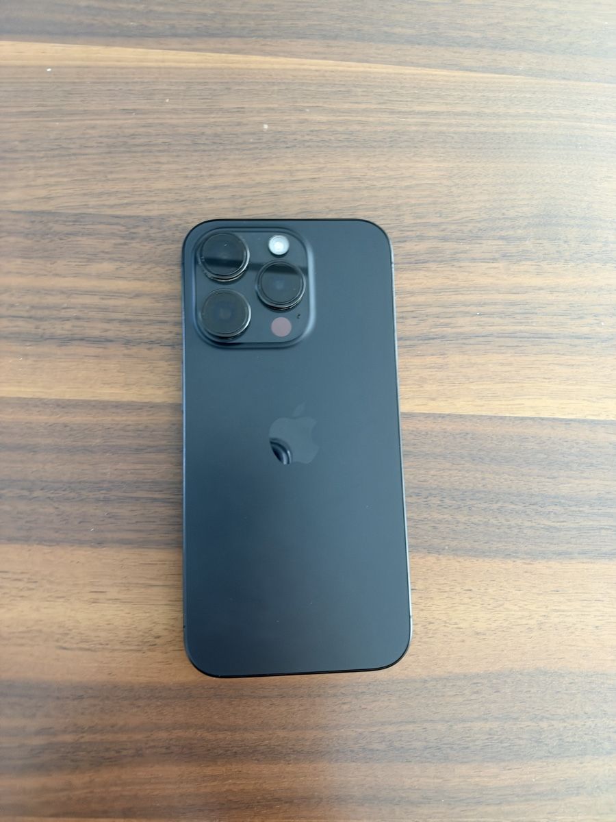 Apple Telefoni cellulari / Smartphones: iPhone 15 pro 256GB Schwarz – Usato da Richterswil venduto da sev_86qw 1