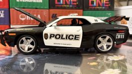 Polizeiauto Dodge Challenger  1:18