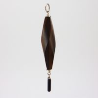 Schmuckanhänger aus dunklem Hartholz mit Onyx 10cm