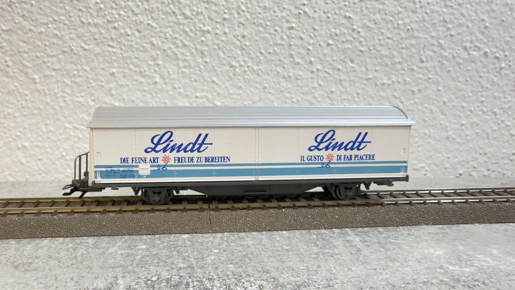 Roco Modelleisenbahnen: Roco Güterwagen - Lindt H0 / AC – Gebraucht aus Windlach von Kelebra 1