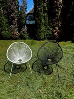 Retro-Stühle für Garten und Terrasse – ein schwarzer und ein