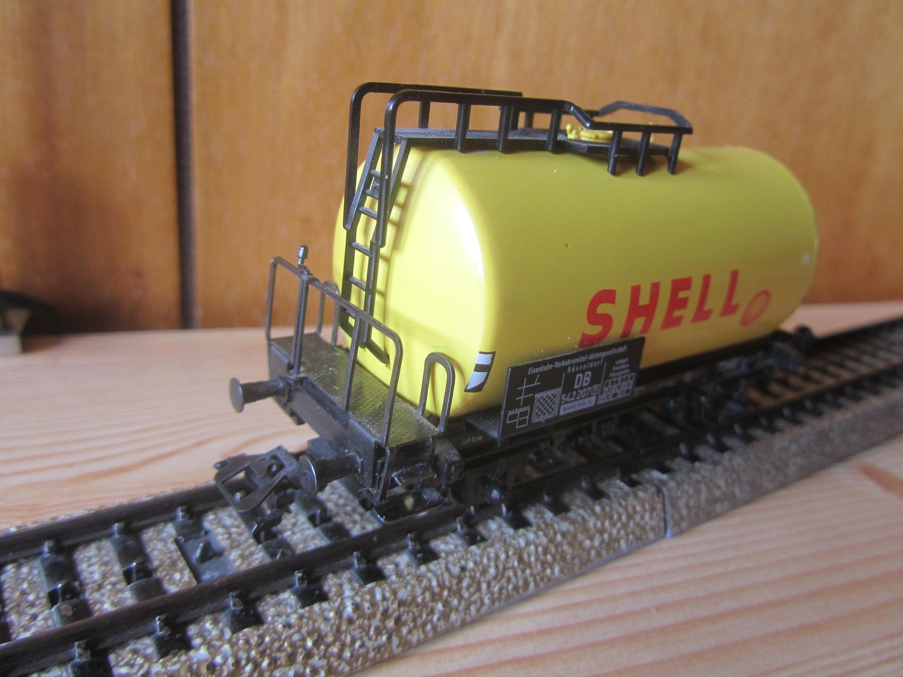 Märklin Modellini di ferrovie: Märklin HO Wagon citerne jaune DB Shell AG Düsseldorf – Usato da Porrentruy venduto da Tarascon 2