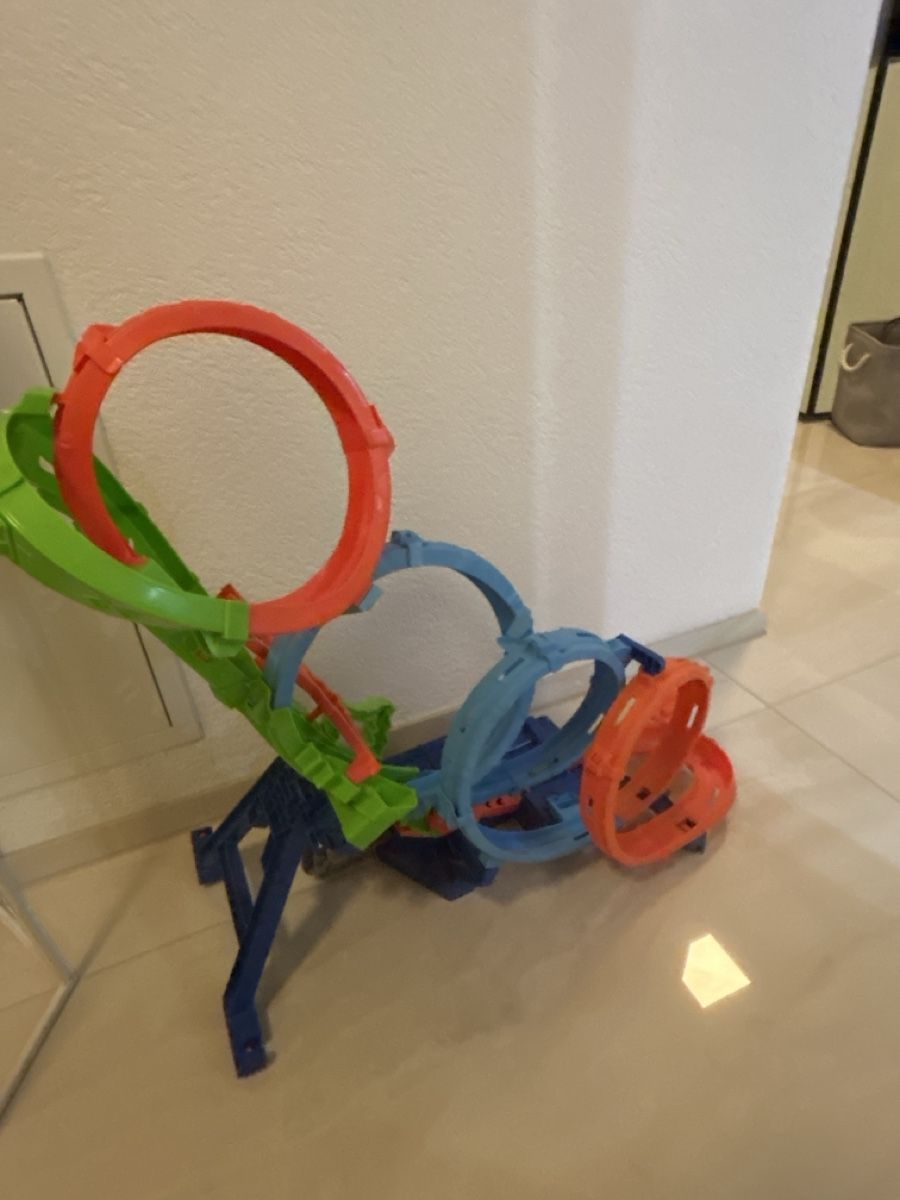 Hot Wheels Giocattoli: Hot Wheels track set with multiple loops used condition – Usato da Olten venduto da smokypal
