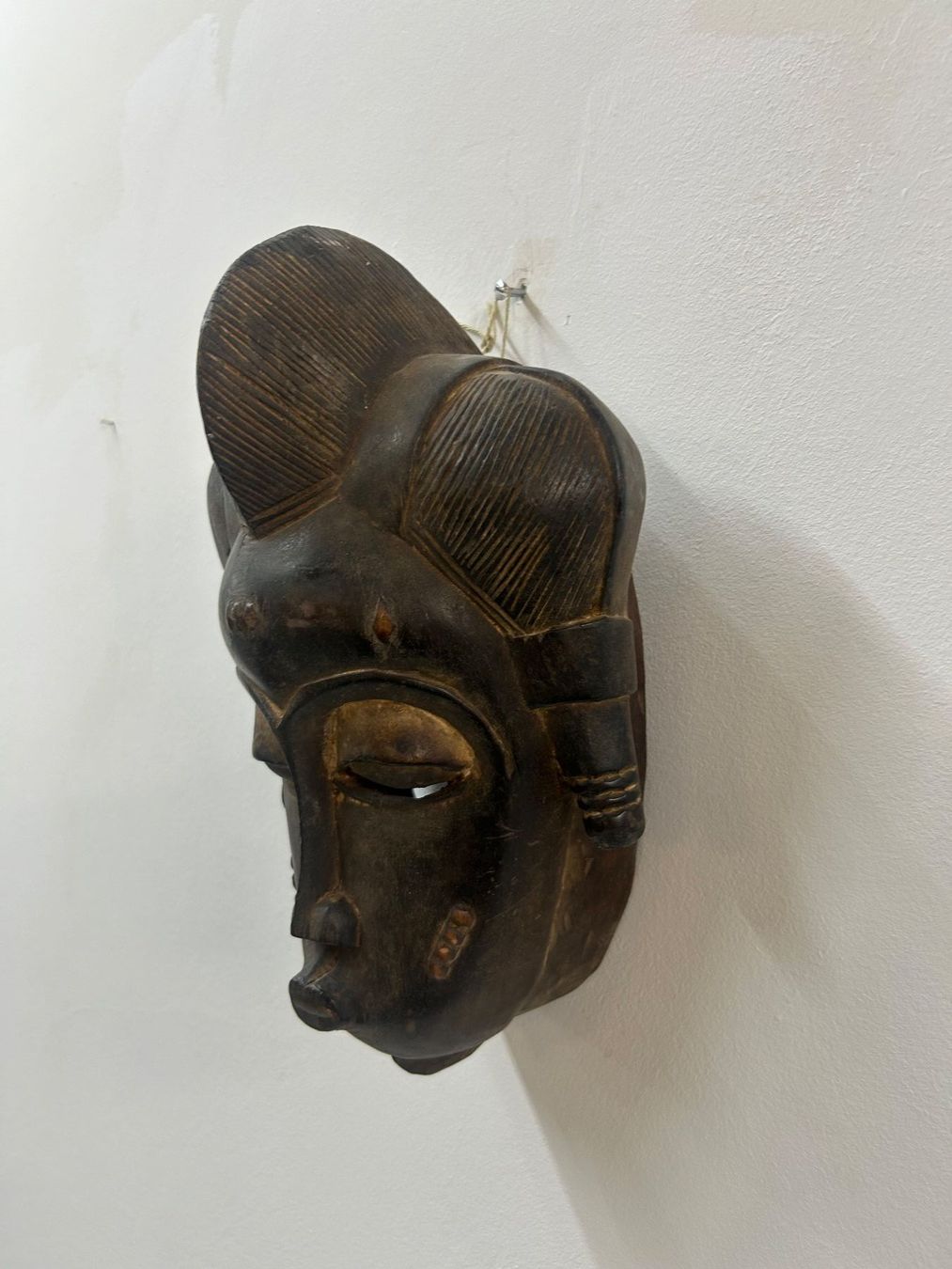 Internationale Kunst: antike traditionelle afrikanische Holz-Maske Alter unbekannt – Gebraucht aus Zürich von Levelart 3