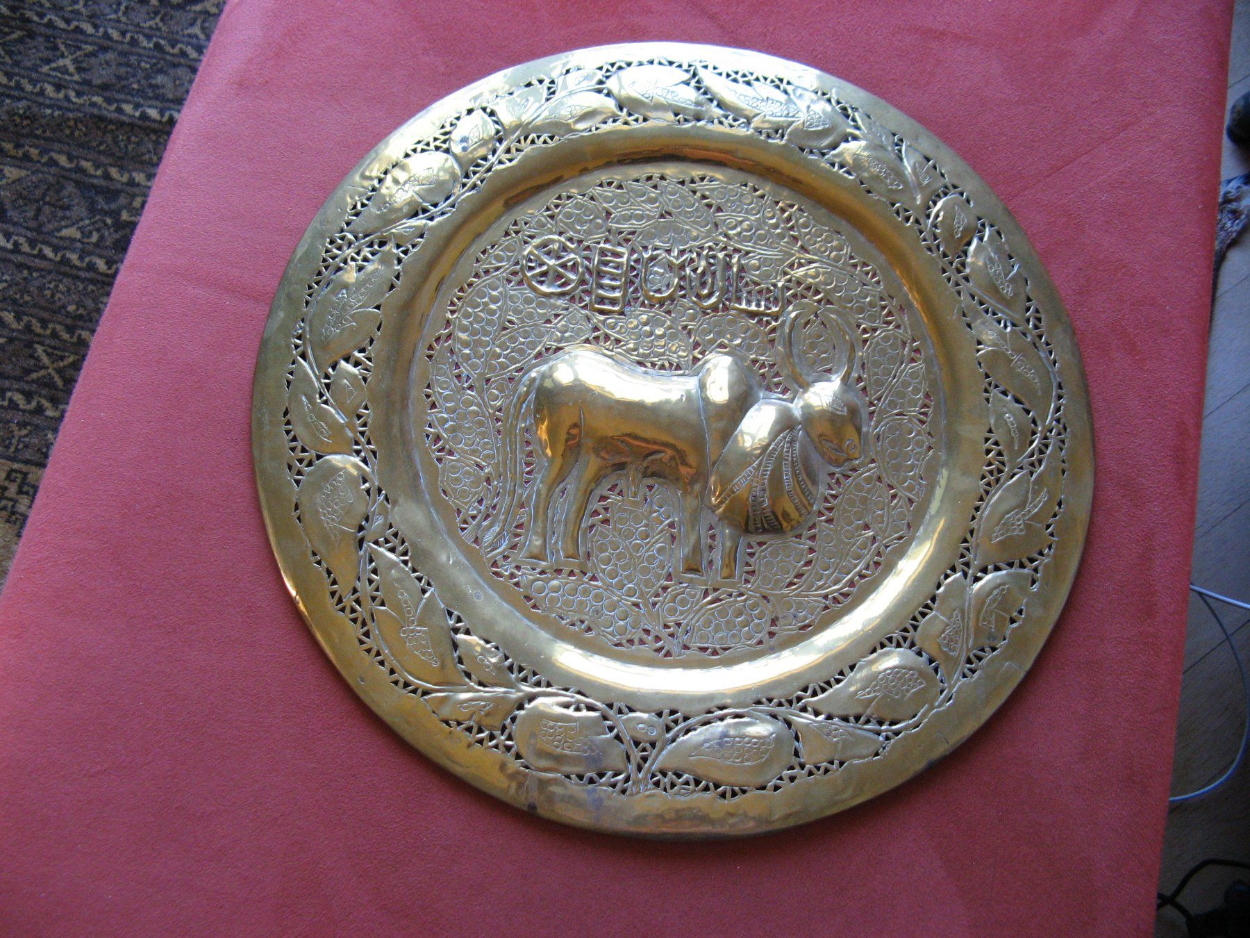 Assiettes: Messingteller heilige Kuh DM 38 cm – D'occasion à Zürich par apil
