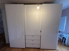 Grosser Schiebetüren Schrank