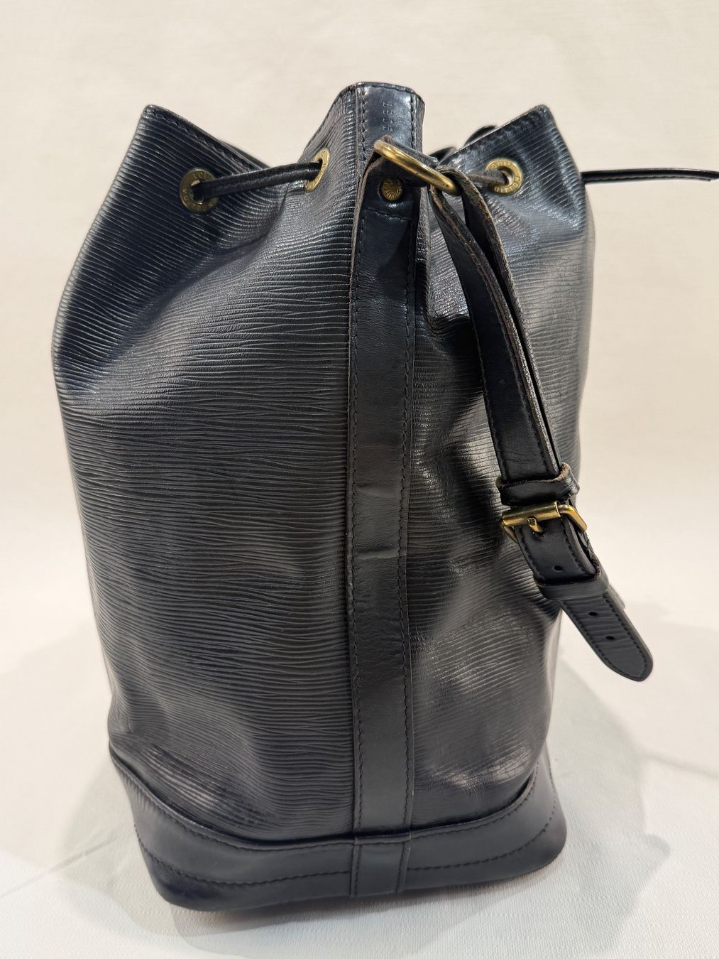 Louis Vuitton Taschen für Damen: Louis Vuitton Noé Grand Epi Schwarz – Original – Gebraucht aus Erlenbach ZH von iLuxury 3