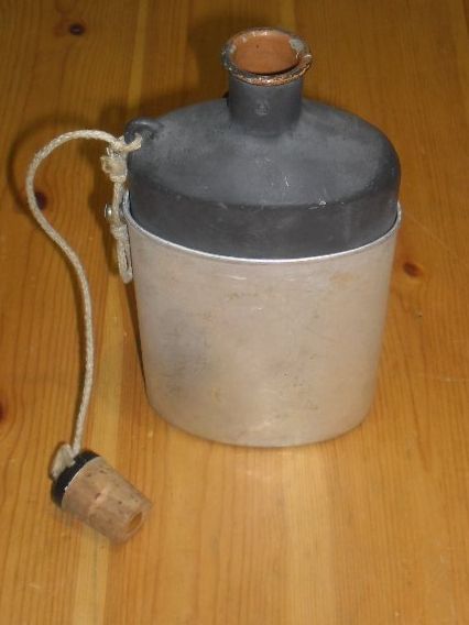 Schweizer Armee Attrezzatura & Pezzi di ricambio: Feldflasche 1940/41 , Original CH Armee – Usato da Büren SO venduto da omsa 2