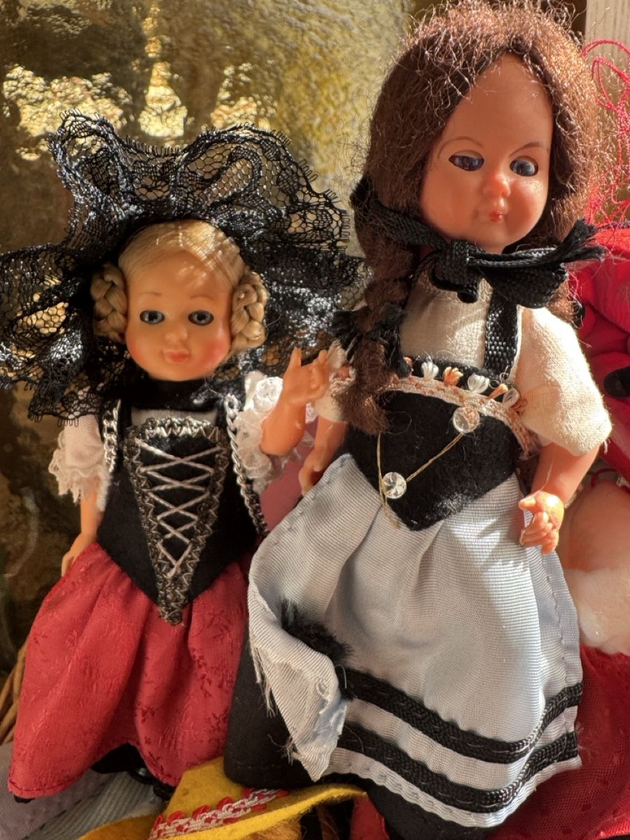 Bambole: Sammlung Trachtenpuppen – Usato da Hombrechtikon venduto da Froeschli9 2