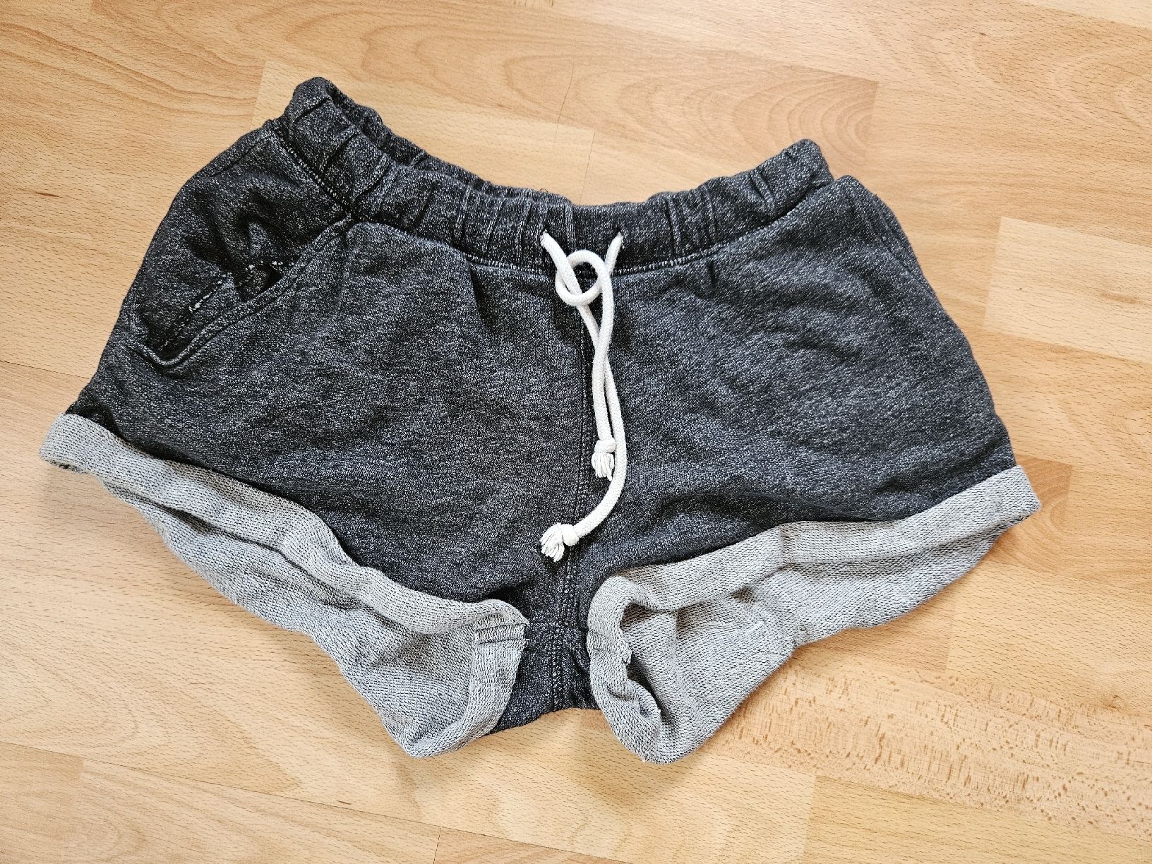 H&M Hosen: Graue H&M Basic Shorts, Stoff – Gebraucht aus Ebikon von SecondChance_byM