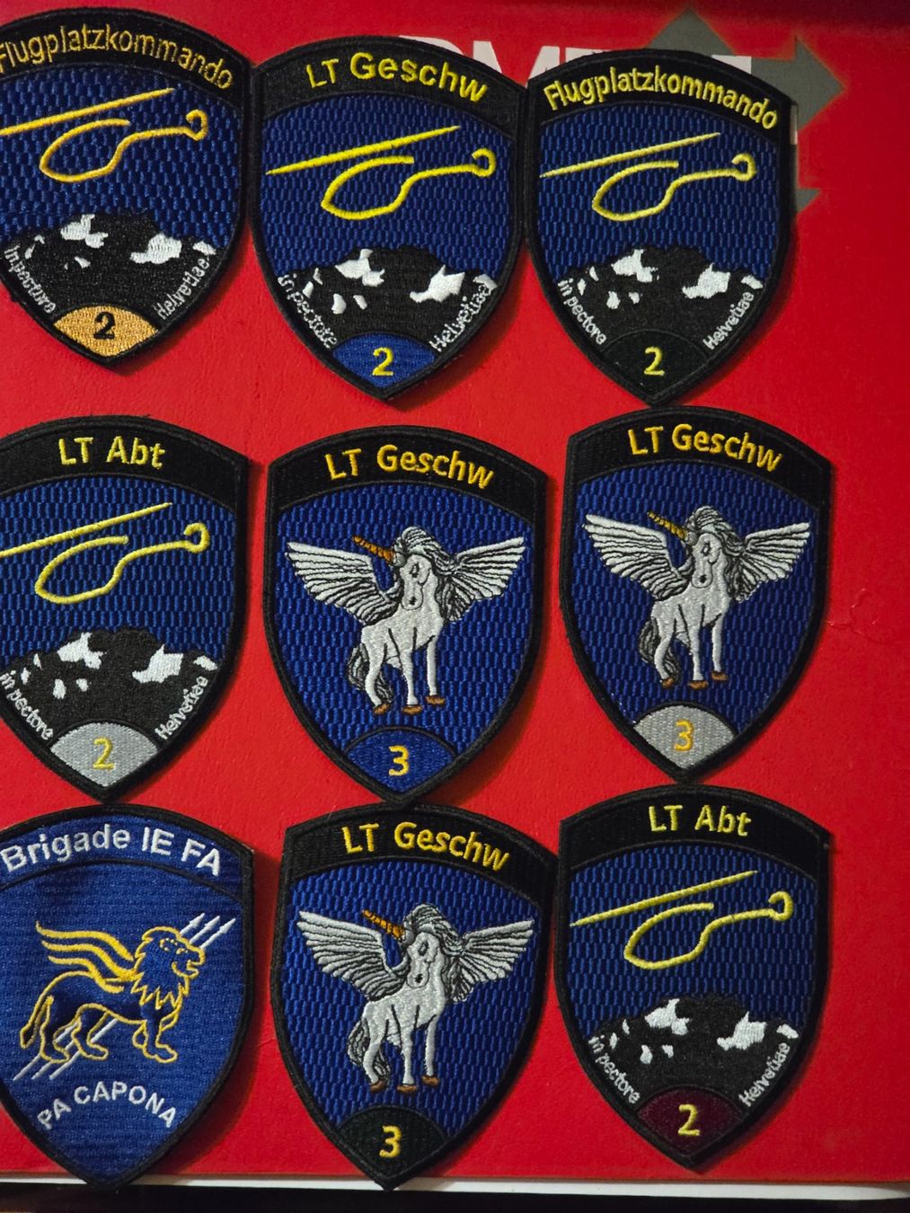 Schweizer Armee Placchette & Badge: Luftwaffe Abzeichen 9 Stück Divers Badges neu Original – Nuovo (secondo la descrizione) da Nyon venduto da freetoys08