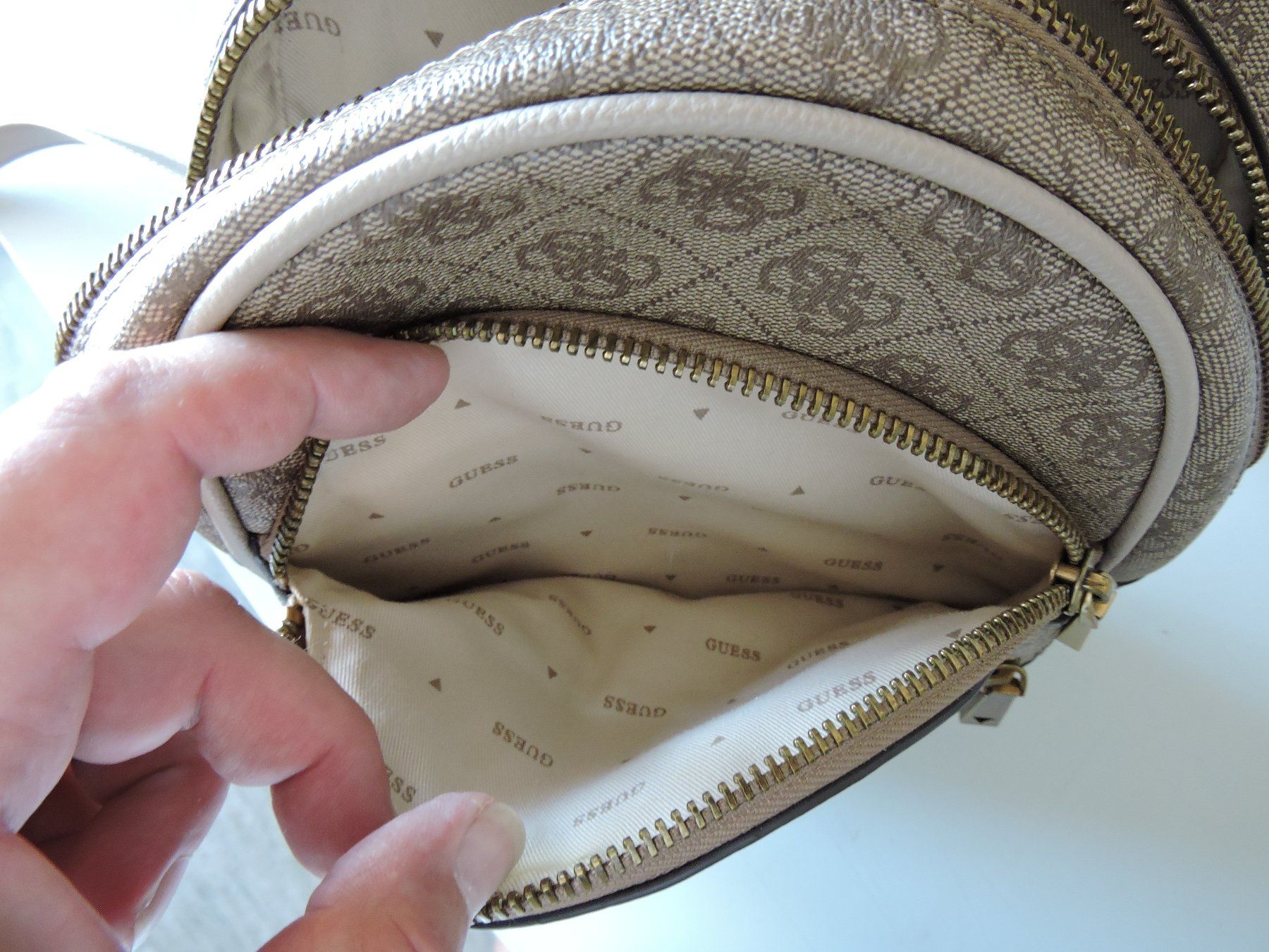 Guess Sacs: Guess Rucksack/Handtasche – D'occasion à Hauptwil par Borusse01 9