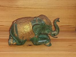 Knieender Elefant