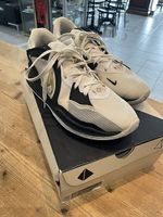 Nike Kyrie Low 5 (White/Black/Metallic Gold) Gr 45,5