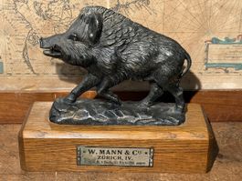 Antiker Wildschwein Figur W. Mann & Cie Zürich Holzsockel 