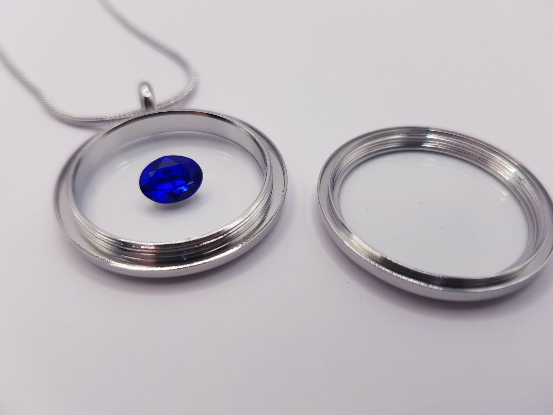 Swarovski Ciondoli: Medaillon befüllbar mit Swarovski Kristall blue – Nuovo e nell'imballaggio originale da Menziken venduto da Zyropa 1