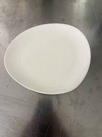 49 weisse Teller, organische Form, 26 cm, Gastro Zürich