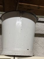 Alter Eimer aus Emaille weiss mit Metallhenkel gebraucht